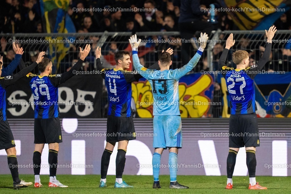 xYDR28022502098 | 28.02.2025, xydrx, Fußball, Viktoria Köln - 1.FC Saarbrücken, 3.Liga, Sportpark Höhenberg, Saison 2024 2025: Patrick Schmidt (1.FC Saarbrücken #39) Sven Sonnenberg (1.FC Saarbrücken #4) Phillip Menzel (1.FC Saarbrücken #13) und Joel Bichsel (1.FC Saarbrücken #27) feiern mit den Fans den Sieg. DFB regulations prohibit any use of photographs as image sequences and or quasi-video.