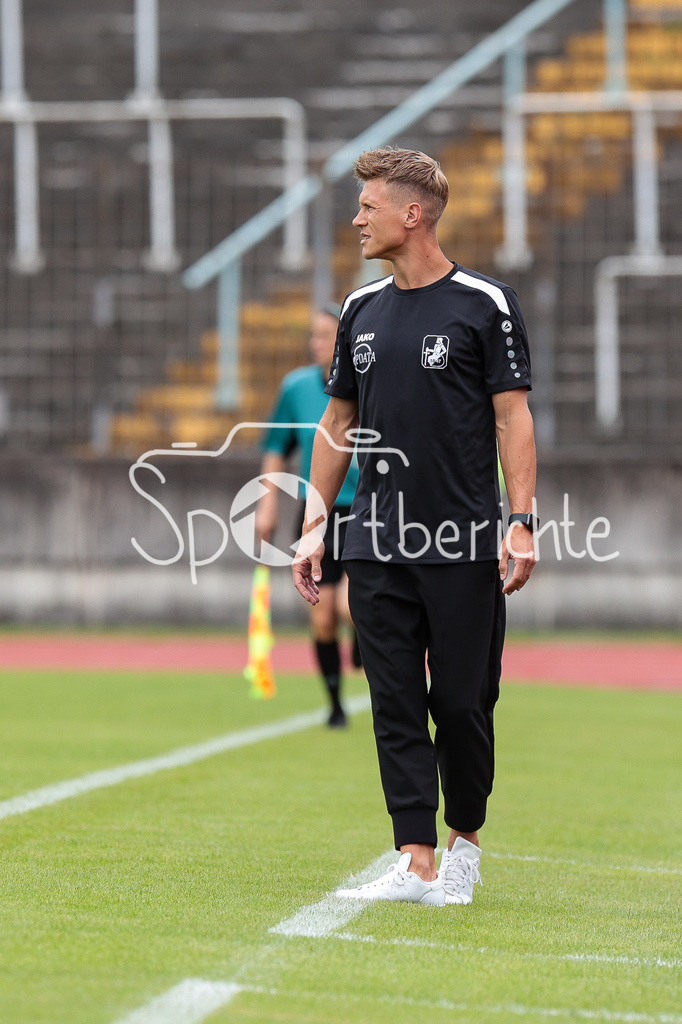 FC Augsburg - TSV Schwaben Augsburg | TSV Schwaben Trainer Matthias OSTRZOLEK in Aktion / Freisteller / Einzelfoto