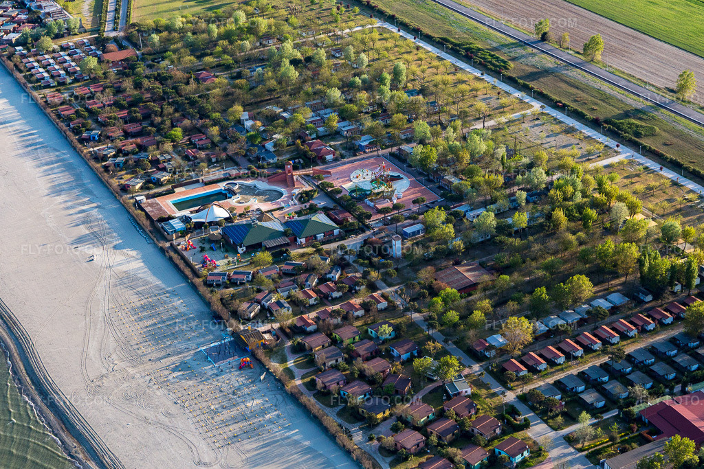 Aerial view: View of the town in the district Porto Garibaldi in Comacchio in the state Ferrara, Italy. – Photo: IMG_098650.jpg taken on 04/06/2017 by Werner Riehm/FLY-FOTO.com – Resolution of the original: 5069 x 3379 px