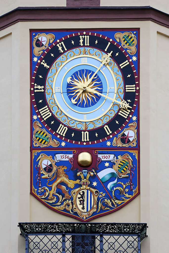 Bildlexikon Leipzig - Altes Rathaus - Astronomische Uhr nach der Sanierung 2018 | Das Team hinter BILDLEXIKON LEIPZIG bündelt historische wie aktuelle Informationen über die Stadt Leipzig in Text und Bild auf einer Plattform und stellt diese der interessierten Öffentlichkeit zur Verfügung.