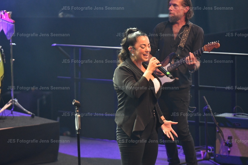 2026_Deborah Lee und the news_One Moment time Whitney Houston__0771 | Fotograf Jens Seemann - Realisiert mit Pictrs.com