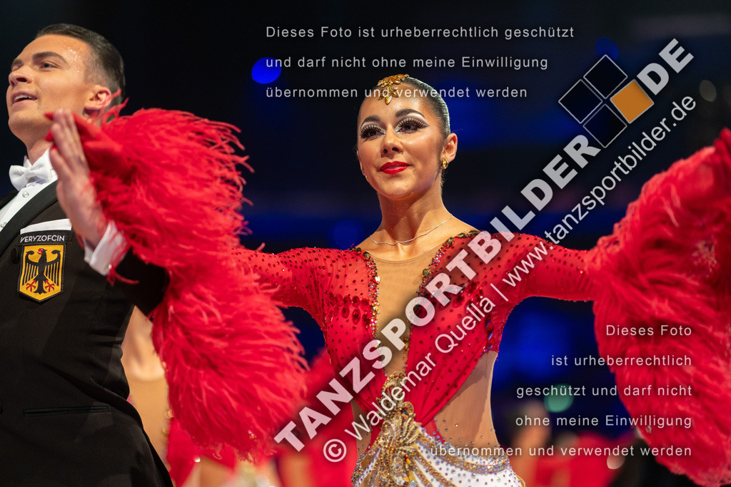 20251206-03774 | Hier finden Sie Tanz Bilder vom Latein und Standard Formationen tanzen. Sportbilder vom Tanzsport. Schöne Fotos und von Weltmeisterschaft, Europameisterschaft, Bundesliga, Regionalliga, Oberliga und Landesliga sowie von GOC Stuttgart, DanceComp, WM Bremen