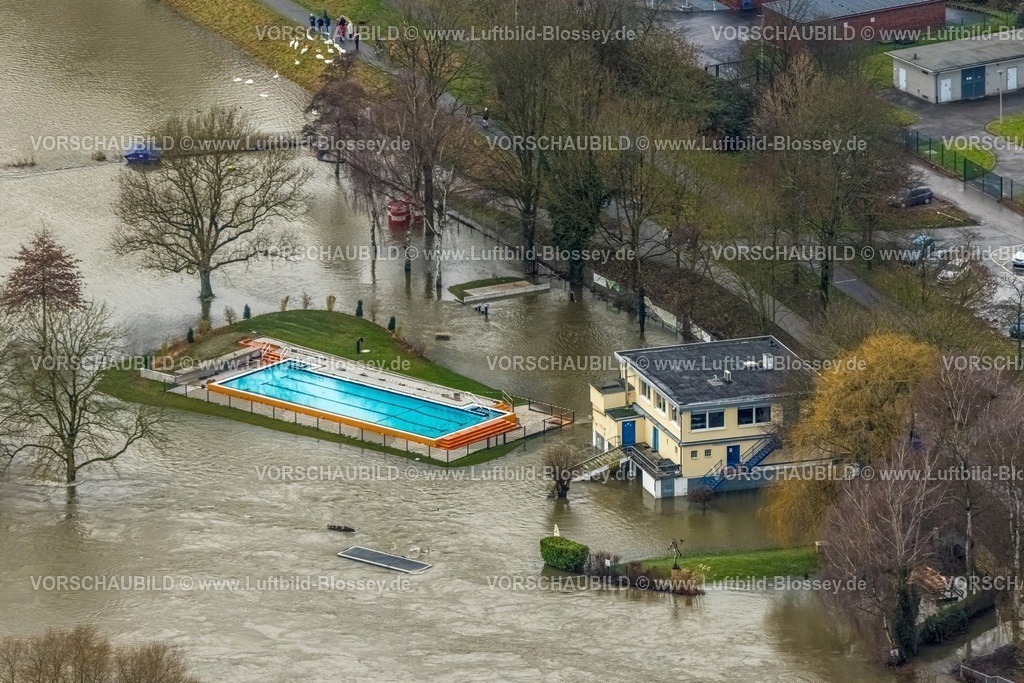 Essen231202566Ruhr-topaz | Luftbild, Ruhrhochwasser, Weihnachtshochwasser 2023, Fluss Ruhr tritt nach starken Regenfällen über die Ufer, Überschwemmungsgebiet Freibad Steele an der Ruhr, Bäume im Wasser, Horst, Essen, Ruhrgebiet, Nordrhein-Westfalen, Deutschland