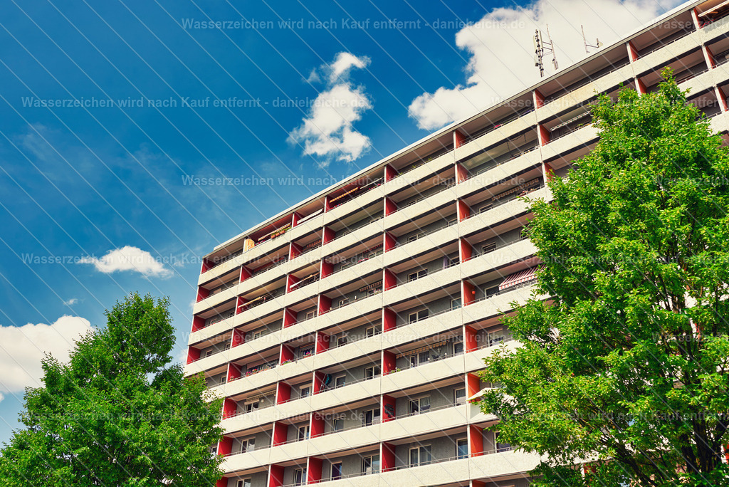 Hoyerswerda-Neustadt im Sommer 2023 - Dietrich-Bonhoeffer-Straße Stadtzentrum | Hoyerswerda-Neustadt im Sommer 2023 - Dietrich-Bonhoeffer-Straße Stadtzentrum - Realisiert mit Pictrs.com