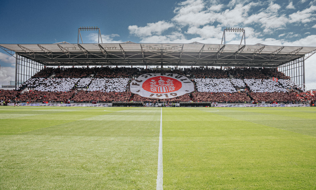 _DSC1344 | Der offizielle Shop für FC St. Pauli Fotos. Wähle aus Spielszenen & Fanmomenten dein FCSP Wunschformat. Wir liefern Millerntor-Atmosphäre.