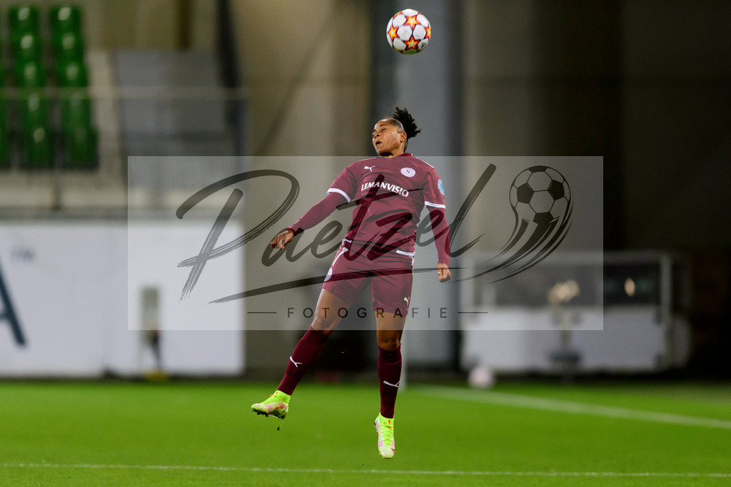 WOBSER20211013_032 | Fussball, Frauen: Jade Boho (Servette FCCF) in Aktion, am Ball, Einzelaktion beim Spiel der UEFA Women´s Champions League zwischen VfL Wolfsburg und Servette FC im AOK-Stadion am 13.10.2021 in Wolfsburg, Deutschland. - Realisiert mit Pictrs.com