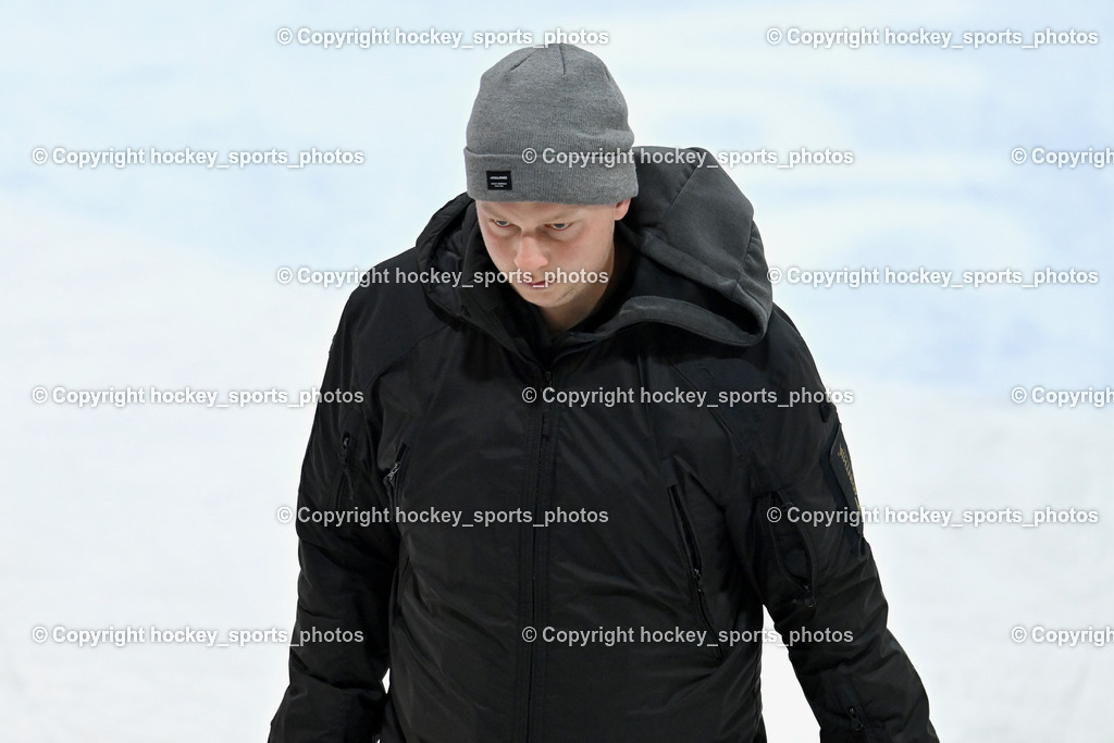 ESC SPARKASSE STEINDORF vs. MET PHOTOVOLTAIK HORNETS SPITTAL | Sportlicher Leiter EC Hornets Spittal Martin Bodner, hängende Köpfe, ESC SPARKASSE STEINDORF vs. MET PHOTOVOLTAIK HORNETS SPITTAL, ESC SPARKASSE STEINDORF vs. MET PHOTOVOLTAIK HORNETS SPITTAL am 22.11.2025 in Steindorf (Ossiachersee Halle), Austria, (Photo by Bernd Stefan)