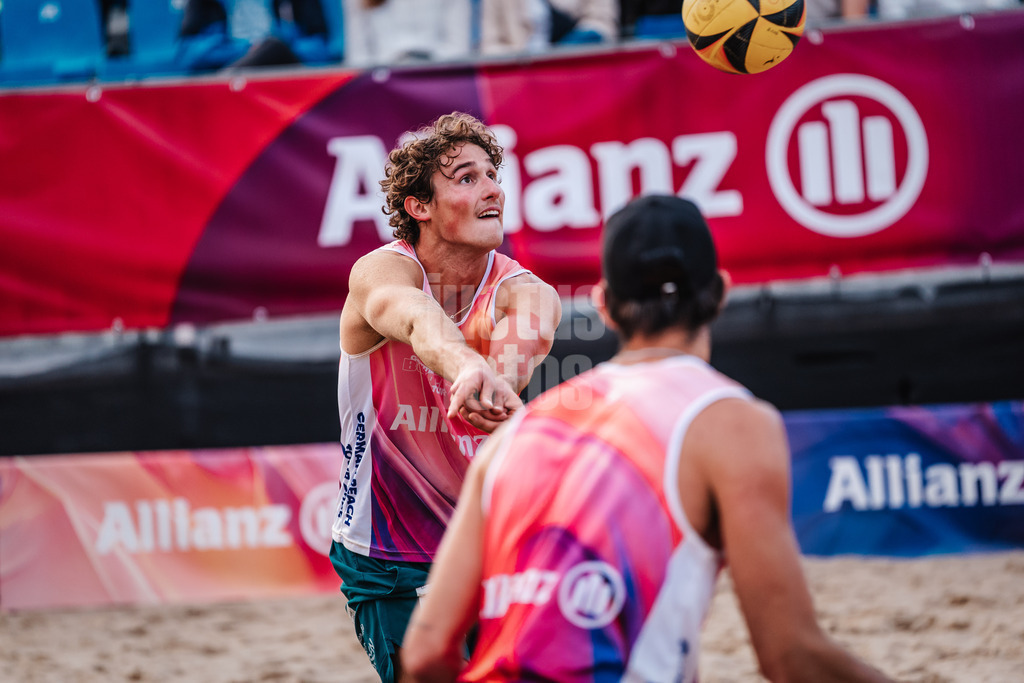 Beachvolleyball | Frauen | Allianz German Beach Tour 2025 | Tourstop Hamburg | 30.05.2025 | Hennes Nissen spielt den Ball