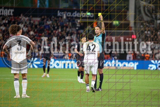 Bayer 04 Leverkusen vs Eintracht Frankfurt - Bundesliga  | Leverkusen, Deutschland, 12.09.25:   Can Yilmaz Uzun (Eintracht Frankfurt) erhaelt die gelbe Karte von Schiedsrichter Deniz Aytekin waehrend des Spiels der Bundesliga zwischen  Bayer 04 Leverkusen vs Eintracht Frankfurt in der BayArena(Foto von Brauer-Fotoagentur / Adrian Schlueter)