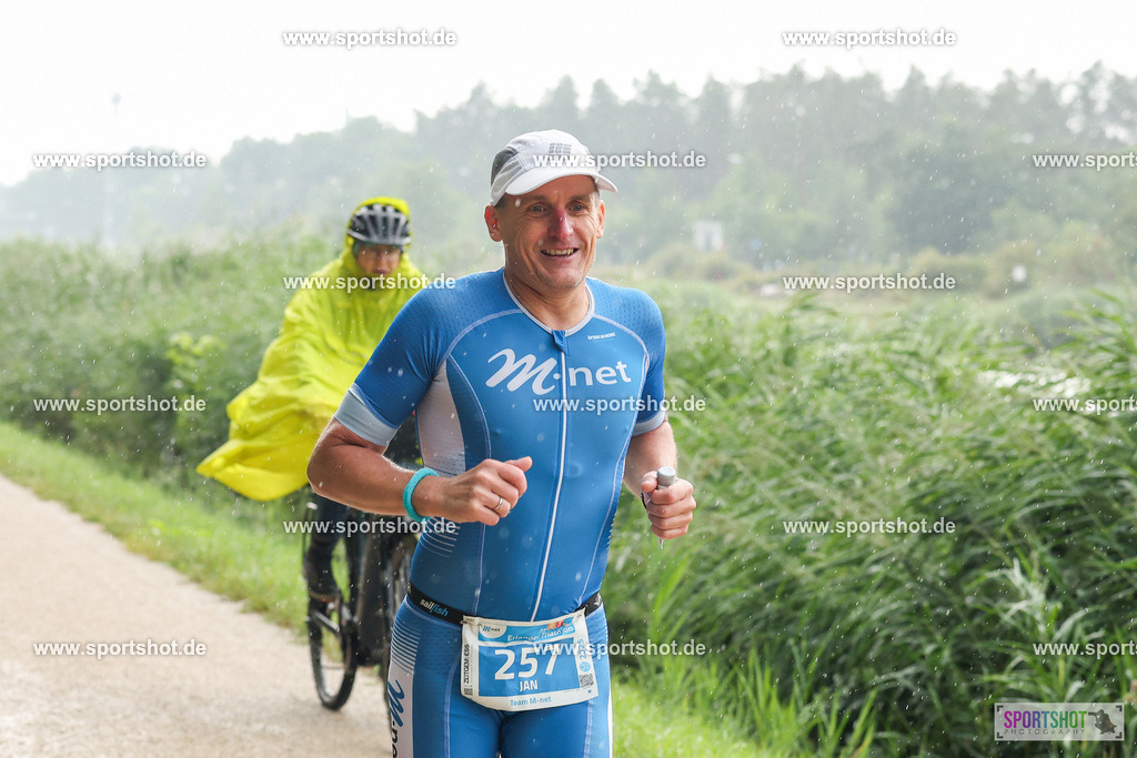 LUR_1362 | 34. M-net Erlanger Triathlon 2025 #erlangertriathlon  #mnettriathlon2025 #mnettriathlon #team #olympischedistanz #mitteldistanz #triathlon #maindonaukanal  #erlangertriathlon2025 #yourpictrs #tv1848 #tv1848erlangen  #triathlonbayern #sportinerlangen #demsportverbunden #sportshot_your_pictrs Copyright: www.sportshot.de
