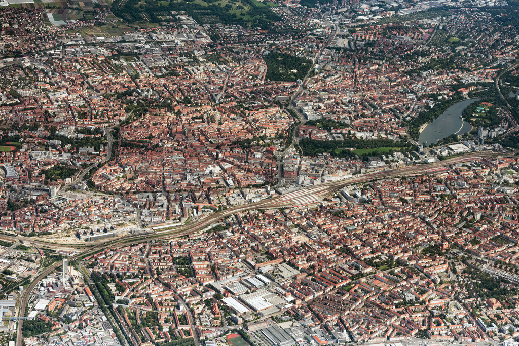 dr__0071310.jpg | NüRNBERG 12.08.2021 Stadtgebiet mit Außenbezirken und Innenstadtbereich in Nürnberg im Bundesland Bayern, Deutschland. // City area with outside districts and inner city area in Nuremberg in the state Bavaria, Germany. Foto: Daniel Reiter