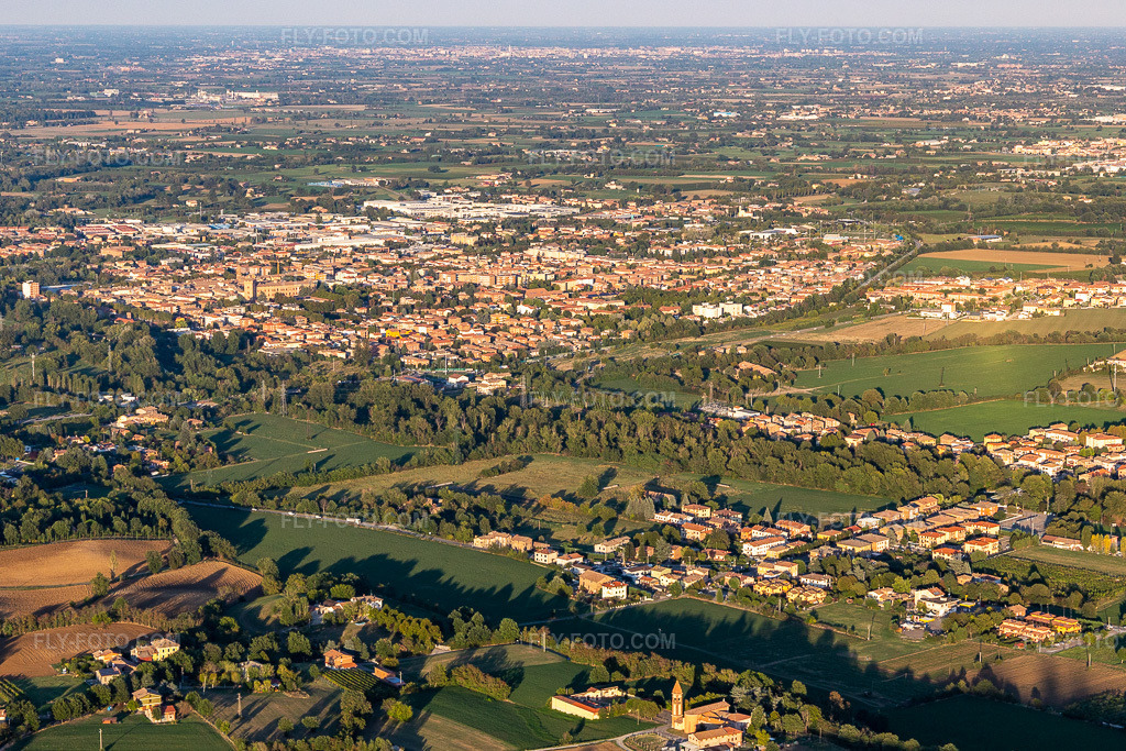 Aerial view: View of the town in Scandiano in the state Reggio Emilia, Italy.Photo: IMG_134710.jpg taken on 09/19/2022 by Werner Riehm/FLY-FOTO.comResolution of the original: 5065 x 3377 px