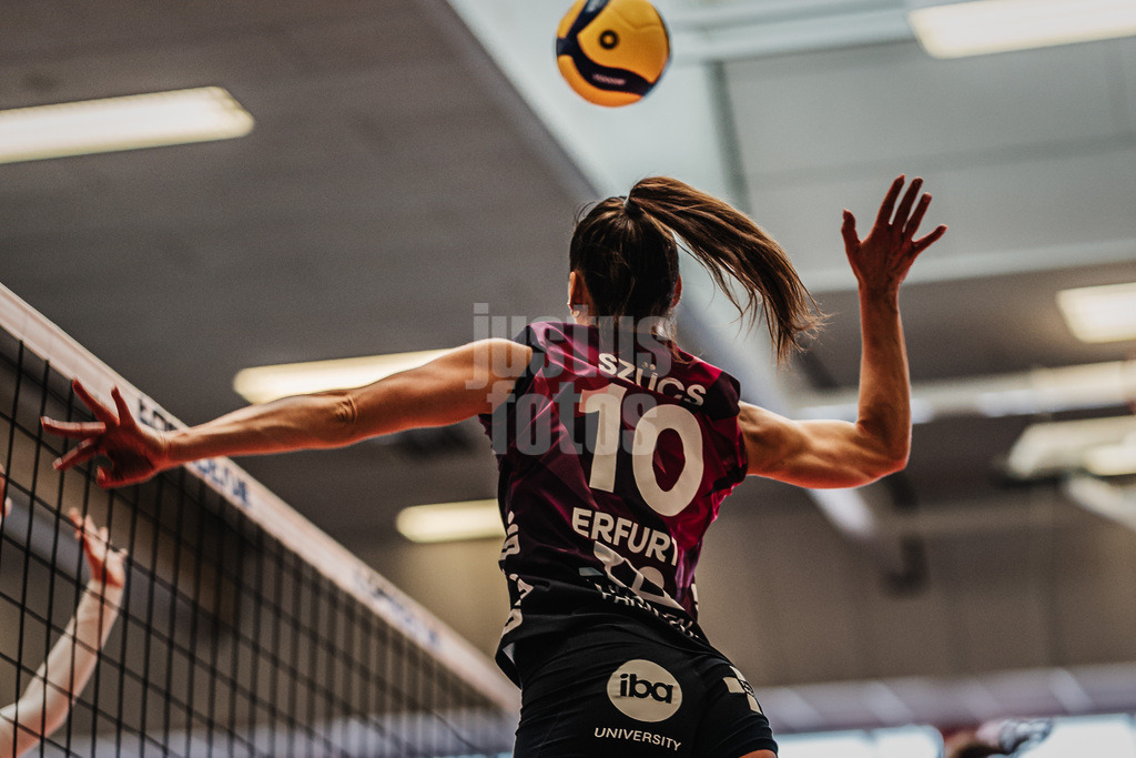 Volleyball | Frauen | Saison 2025/2026 | Volleyball Bundesliga | ETV Hamburger Volksbank Volleys vs. Schwarz-Weiß Erfurt | 15.02.2026 | Kinga Szücs (#10, Schwarz-Weiß Erfurt) beim Angriff