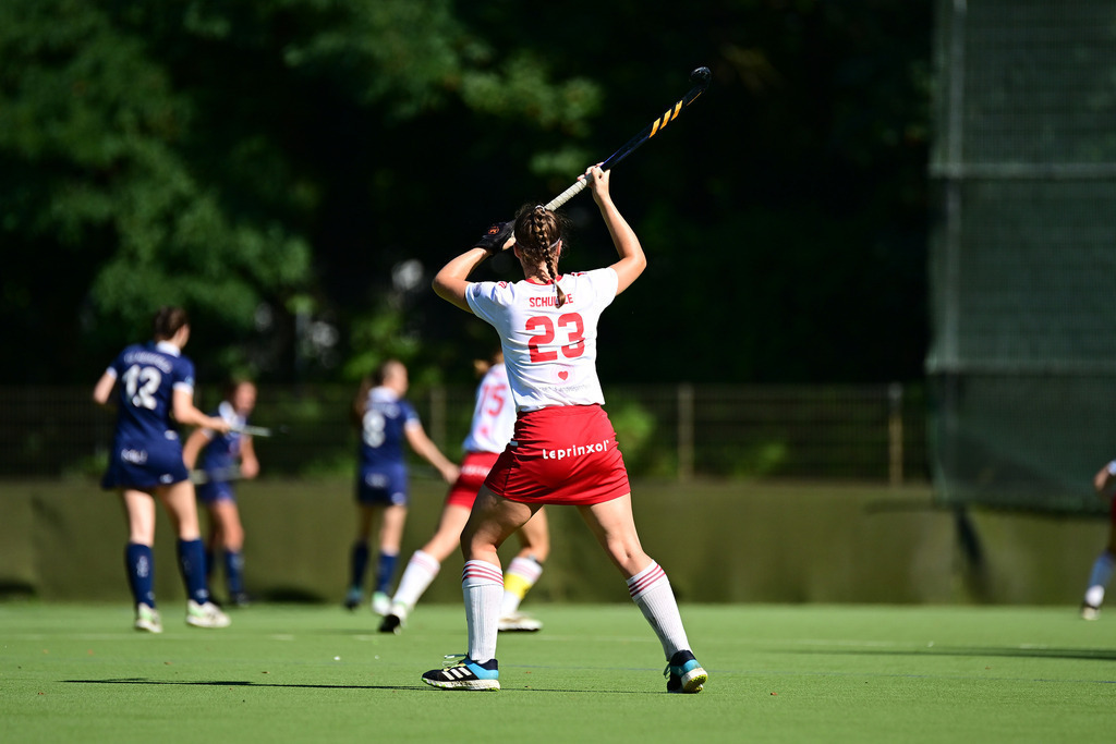 Hockey I Frauen I Saison 2023-2024 I 2. Bundesliga I 1. Spieltag I TG Heimfeld - Bremer HC | Lea Schultze mit dem Schläger oben - Realisiert mit Pictrs.com
