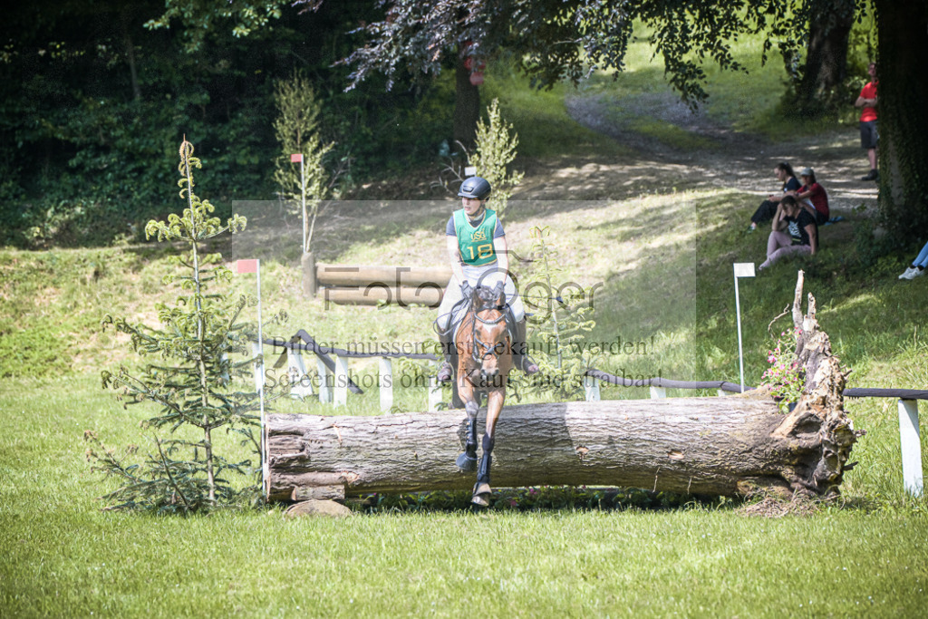DOS_8354 | Entdecke hochwertige Reitturnierfotos von Foto Oger. Professionell, emotional und authentisch – jetzt Lieblingsmomente im Shop bestellen.Deutschlandweite Turnierfotografie. - Realisiert mit Pictrs.com