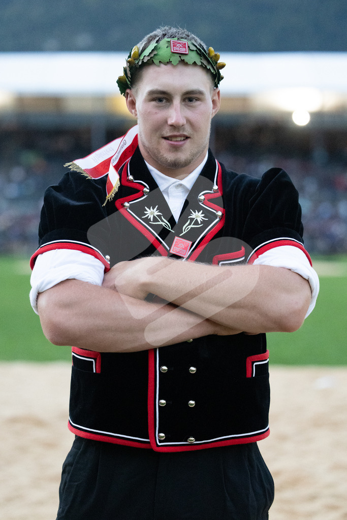 ESAF2025_Ehrung_7507 | Die Schwinger des Schwyzer Kantonalen Schwingerverbandes: Fotos, die Dynamik und Leidenschaft festhalten, sowie emotionale Momente aus dem traditionellen Schwingsport zeigen. - Realisiert mit Pictrs.com