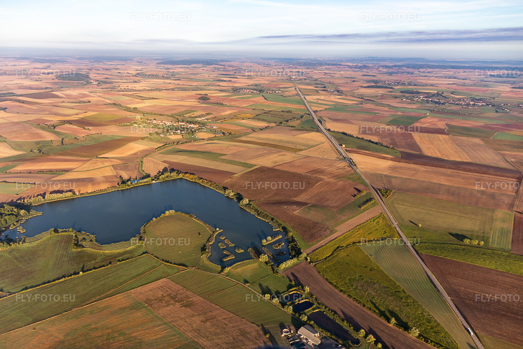 Vue aérienne: Étang d'Ommeray à Bourdonnay dans le département Moselle, France. Photo: IMG_117835.jpg prise le 14/09/2019 par Werner Riehm/FLY-FOTO.euRésolution de l'original: 5125 x 3416 px