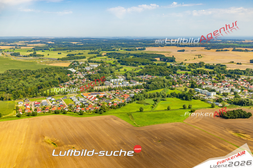 Plüggentin Samtens Bild- Das Luftbild wurde 2025 vom UL-Flugzeug heraus erstellt ( keine Drohne bzw. Drohnenaufnahme ) - Hochauflösende Luftaufnahme -Nicht vergleichbar mit Google Maps oder Satelittenbilder- Die Geschenkidee !Mit Lizenz und Bildrechte bestellbar - CC