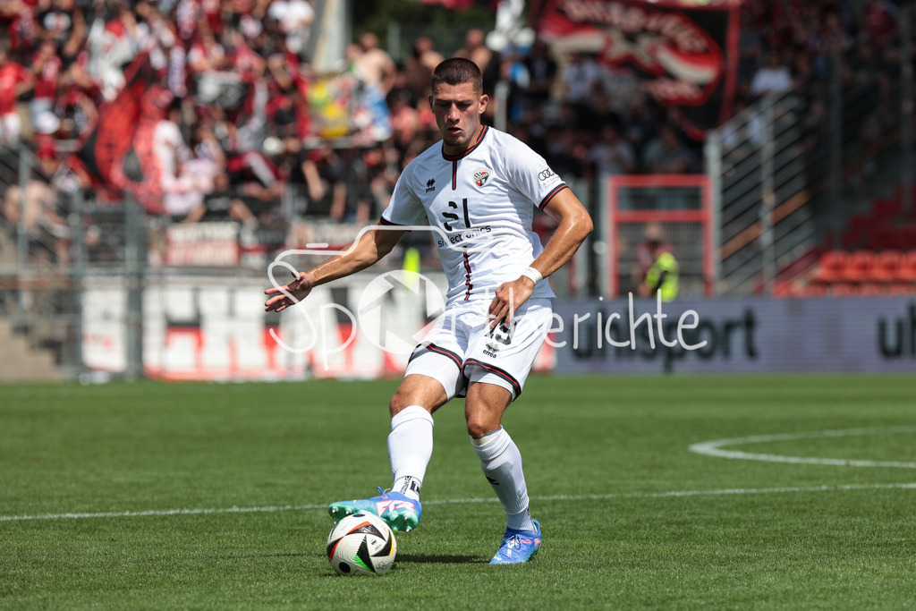 SpVgg Unterhaching - FC Ingolstadt | am Ball Mladen CVJETINOVIC (FCI #19) / Freisteller / Einzelfoto