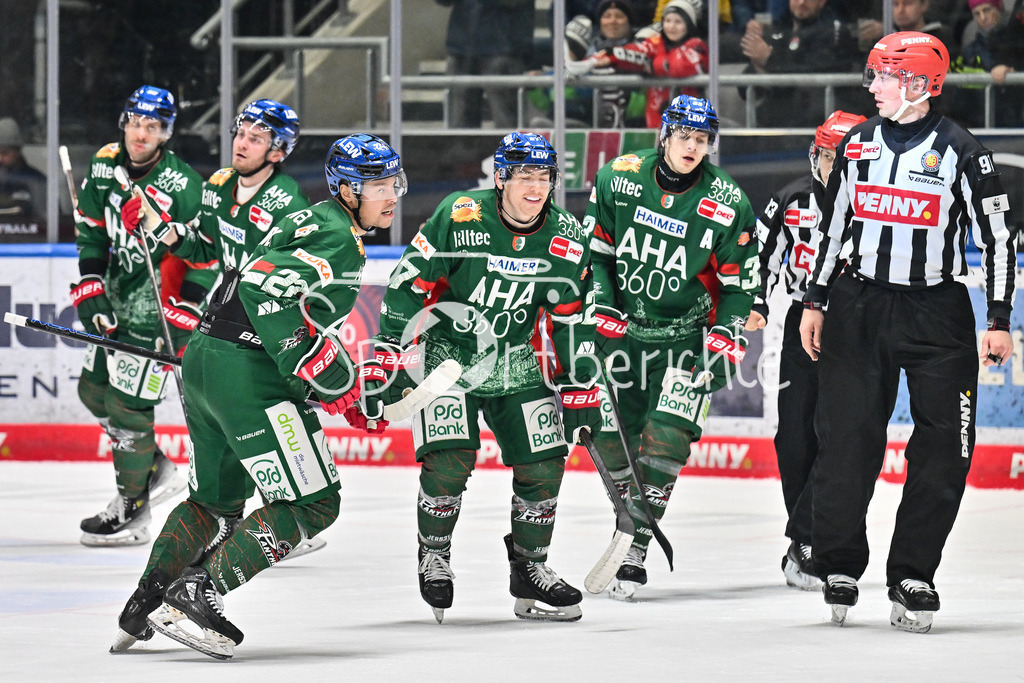 Augsburger Panther - Löwen Frankfurt | AUGSBURG, GERMANY - 16. JANUARY: Jubel der Panther nach dem TReffer zum 3-1 durch Madison BOWEY (Augsburger Panther 22) / Tor / Torschuetze / Freude / Happy während dem Match zwischen den Augsburger Panthern und den Löwen Frankfurt am 40. Spieltag der penny DEL im Curt Frenzel Stadion