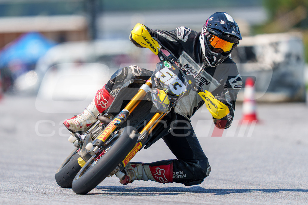G-Cup + Supermoto Staatsmeisterschaft + Hungarian Supermoto Championship | GRIPcapture steht für authentische Sportfotografie in Österreich – für Momente, die mehr sind als Geschwindigkeit oder Ergebnis. Es geht um Emotion, Spannung, Fokus und den Augenblick, der oft nur einen Wimpernschlag dauert.Ob Motorsport, Teamsport oder 