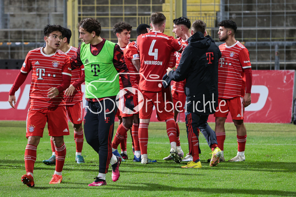 FC Bayern Amateure - 1. FC Schweinfurt | Jubel der Amateure nach dem Siegtreffer in der Nachspielzeit zum 3-2 durch Yusuf Karhan KABADAYI (FCB #7)