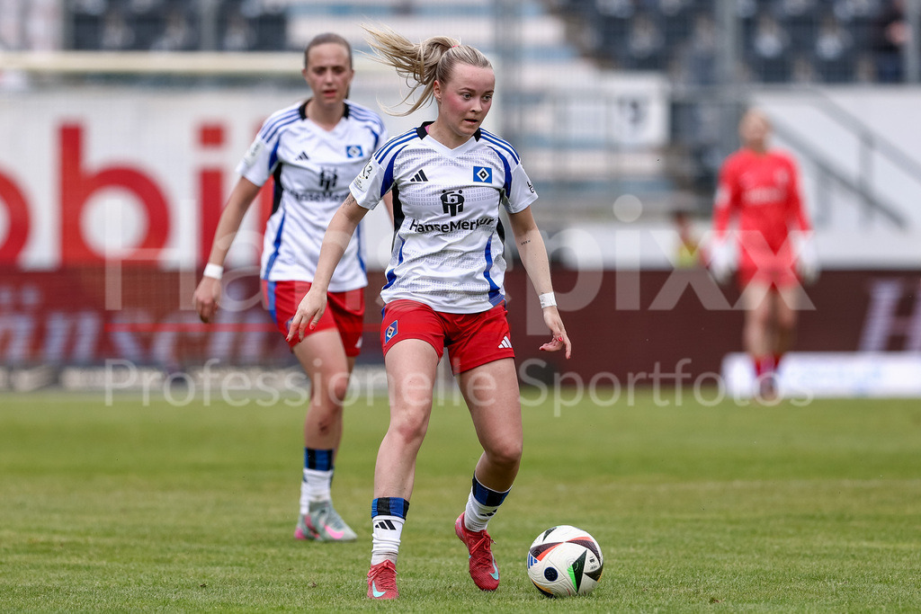 Fussball, 2. Frauen-Bundesliga, SV Meppen - Hamburger SV | Mia Büchele (Hamburger SV, 17) am Ball, Einzelbild, Ganzkörper, Aktion, Action, Spielszene, DIE DFB-RICHTLINIEN UNTERSAGEN JEGLICHE NUTZUNG VON FOTOS ALS SEQUENZBILDER UND/ODER VIDEOÄHNLICHE FOTOSTRECKEN. DFB REGULATIONS PROHIBIT ANY USE OF PHOTOGRAPHS AS IMAGE SEQUENCES AND/OR QUASI-VIDEO.