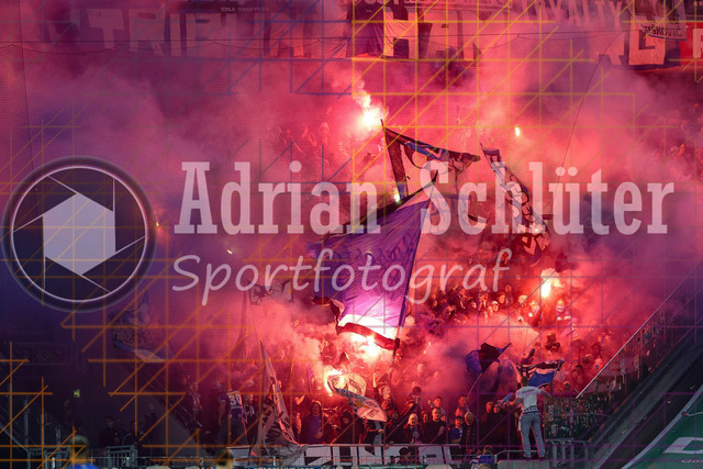 1. FC Köln vs Hamburger SV - 1. Bundesliga  | Köln, Deutschland, 02.11.25:   die Fans vom Hamburger SV zünden Pyrotechnik waehrend des Spiels der Bundesliga zwischen  1. FC Köln vs Hamburger SV in der RheinEnergieStadion(Foto von Brauer-Fotoagentur / Adrian Schlueter)