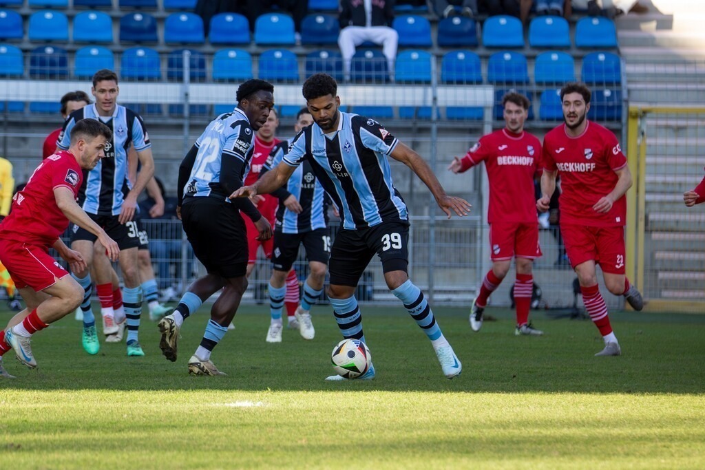 Fußball 3. Liga, Saison 2024/25, 22. Spieltag: Waldhof Mannheim gegen SC Verl. Am Ball: Neuzugang André Becker (39, Mannheim) | Fußball 3. Liga, Saison 2024/25, 22. Spieltag: Waldhof Mannheim gegen SC Verl. Am Ball: Neuzugang André Becker (39, Mannheim) - Realisiert mit Pictrs.com