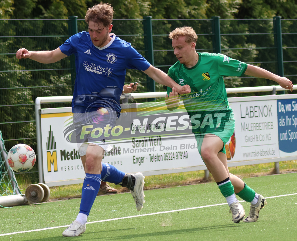 SC Enger - TuS Bruchmühlen | Auf dem Bild zu sehen: grün SC Enger: Alexander Geiger ; blau TuS Bruchmühlen: Moritz BergSC Enger, TuS Bruchmühlen, Saison 25/26, Kreisliga A, Enger, Deutschland - Realisiert mit Pictrs.com