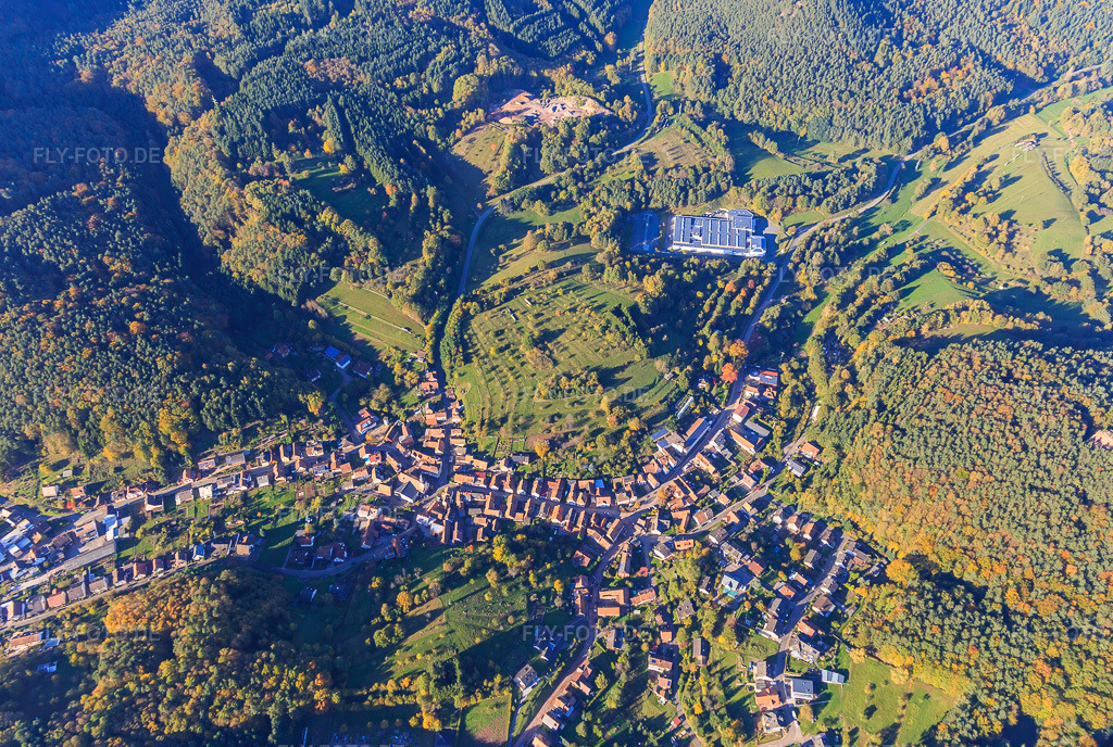Luftbild: Dorfübersicht mit Lugina Schuhfabrik GmbH in Schwanheim im Bundesland Rheinland-Pfalz in Deutschland. Foto: IMG_104022.jpg vom 14.10.2017 durch Werner Riehm/FLY-FOTO.deLugina Schuhfabrik - Hersteller von Waldläufer und RUN Vegan