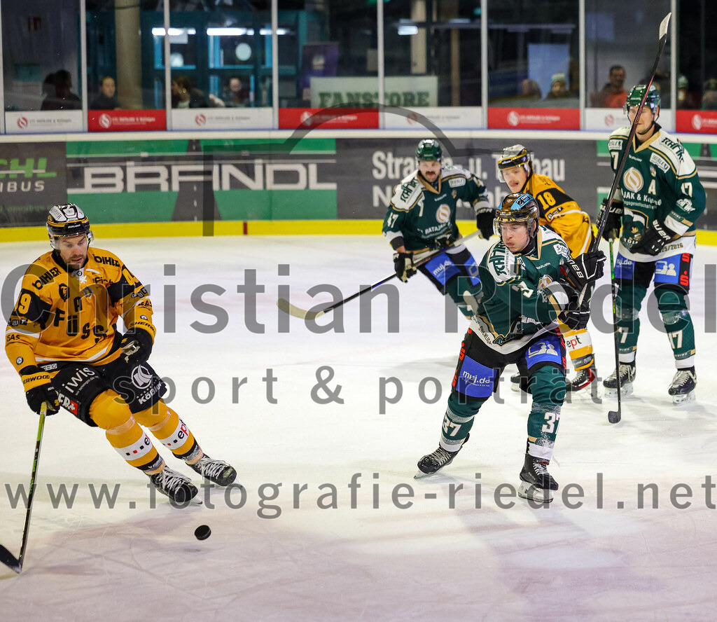 2025-11-02_071_TSV_Erding_gegen_EV_Fuessen | Erding, Deutschland, 02.11.2025:Eishockey, Oberliga Süd 2025 / 2026, 15. Spieltag, TSV Erding gegen EV Füssen, Endergebnis: 2:6Felix Linden (EV Füssen, #49), Thomas Matheson (Erding Gladiators, #37), Bauer Neudecker (EV Füssen, #18), Elia Ostwald (Erding Gladiators, #17)Foto: Christian Riedel / fotografie-riedel.net