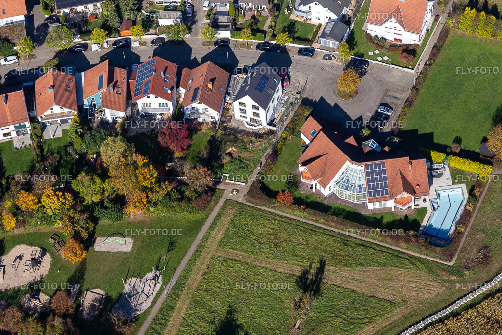Fliederstr | Luftbild: Fliederstr im Ortsteil Langensteinbach in Karlsbad im Bundesland Baden-Württemberg in Deutschland. Foto: IMG_129935.jpg vom 24.10.2021 durch ©2025 Werner Riehm fly-foto.de/copyright - Realisiert mit Pictrs.com