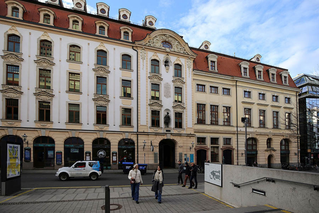 Foto: Leipzig - Kaiser-Maximilian-Denkmal und Städtisches Kaufhaus | Das Team hinter BILDLEXIKON LEIPZIG bündelt historische wie aktuelle Informationen über die Stadt Leipzig in Text und Bild auf einer Plattform und stellt diese der interessierten Öffentlichkeit zur Verfügung.