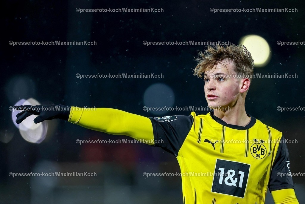 BVBII26012502157 | 26.01.2025, Fußball, 3.Liga, Borussia Dortmund II - Arminia Bielefeld, Stadion Rote Erde, Saison 2024 2025: Cole Campbell (BVBII #37) gestikulierendDFB regulations prohibit any use of photographs as image sequences and or quasi-video.