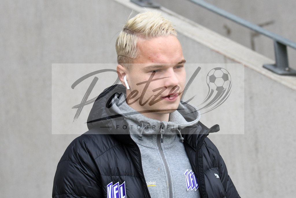 20200208_OSNFCN_0001 | Fußball, Herren: Niklas Schmidt (VfL Osnabrueck) schaut waehrend des Spiels der 2. Bundesliga zwischen VfL Osnabrueck und 1. FC Nuernberg im Stadion an der Bremer Bruecke am 08.02.2020 in Osnabrueck, Deutschland.DFB / DFL REGULATIONS PROHIBIT ANY USE OF PHOTOGRAPHS AS IMAGE SEQUENCES AND/OR QUASI-VIDEO. - Realisiert mit Pictrs.com