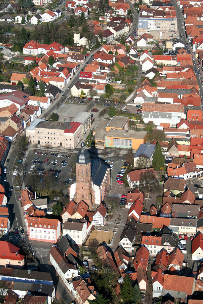 Luftbild: St. Georgskirche am Marktplatz von Westen in Kandel im Bundesland Rheinland-Pfalz in Deutschland. Foto: IMG_1360.jpg vom 07.04.2006 durch Werner Riehm/FLY-FOTO.de