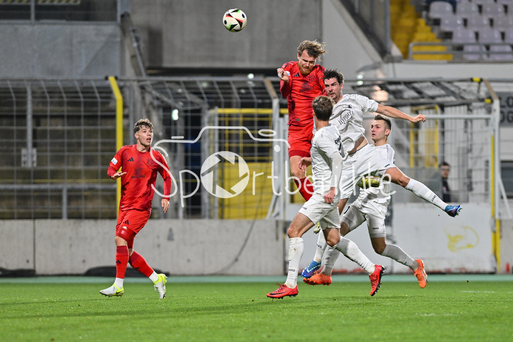 FC Bayern Amateure - TSV Schwaben Augsburg | im Kofballduell Steve BREITKREUZ (FC Bayern München II #5) und Benedikt KRUG (TSV #22) / Zweikampf / Regionalliga Bayern: FC Bayern Muenchen II - TSV Schwaben Augsburg, Gruenwalder Stadion am am 25.10.2024
