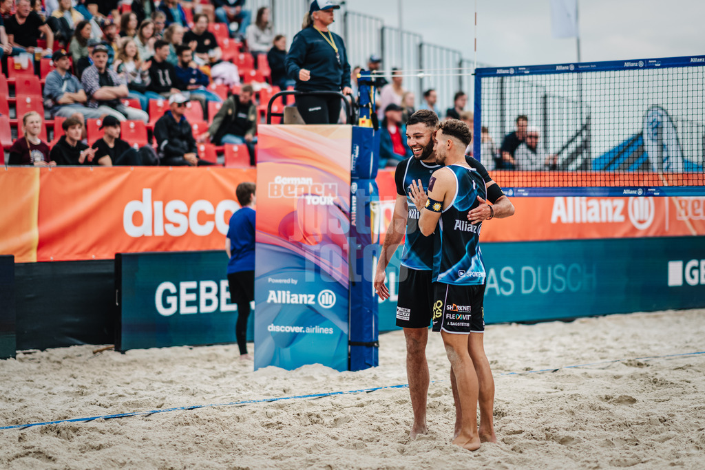 Beachvolleyball | Frauen | German Beach Tour 2024 | Tourstop Düsseldorf | 17.05.2024 | Nico Wegner (links) und Jonas Sagstetter (rechts) beim Jubel