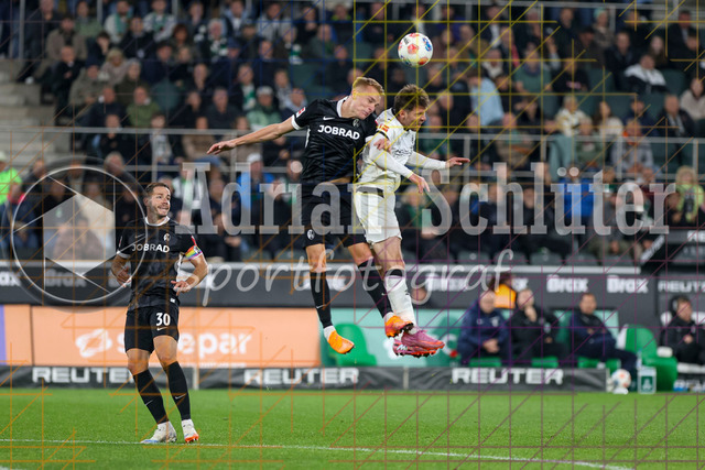 Borussia Mönchengladbach vs SC Freiburg - Bundesliga  | Mönchengladbach, Deutschland, 05.10.25:   Philipp Lienhart (SC Freiburg) und Joseph Michael Scally (Borussia Mönchengladbach) im Kampf um den Ball waehrend des Spiels der Bundesliga zwischen Borussia Mönchengladbach vs SC Freiburg im Stadion im Borussia Park(Foto von Brauer-Fotoagentur / Adrian Schlueter)