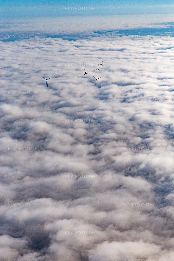 Luftbild: Rotoren des Windparks bei Hatzenbühl ragen über die tiefen Wolken in Hatzenbühl im Bundesland Rheinland-Pfalz in Deutschland. Foto: IMG_143452.jpg vom 29.09.2024 durch Werner Riehm/FLY-FOTO.de