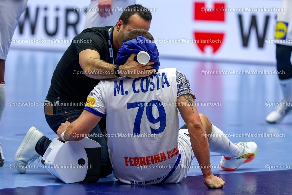 EHF20012602036 | 20.01.2026, Handball, Men's EHF EURO 2026, Dänemark - Portugal, Jyske Bank Boxen in Herning, Dänemark, Preliminary Round: xd79 mit Schmerzen auf dem Spielfeld liegend 