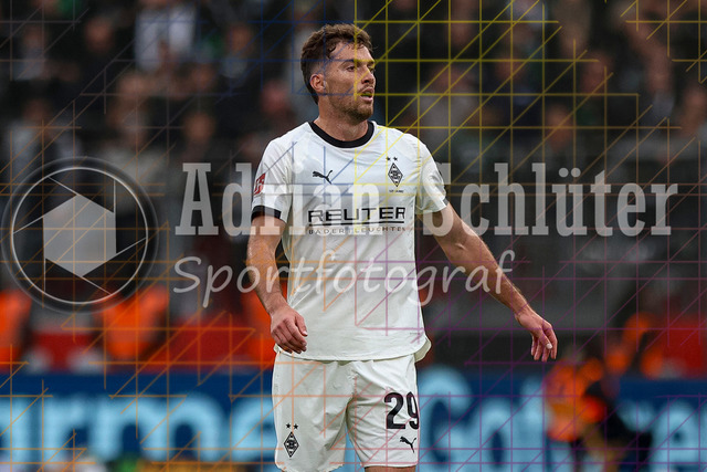 Bayer 04 Leverkusen vs Borussia Mönchengladbach - Bundesliga  | Leverkusen, Deutschland, 21.09.25:   Joseph Michael Scally (Borussia Mönchengladbach) schaut waehrend des Spiels der Bundesliga zwischen  Bayer 04 Leverkusen vs Borussia Mönchengladbach in der BayArena(Foto von Brauer-Fotoagentur / Adrian Schlueter)