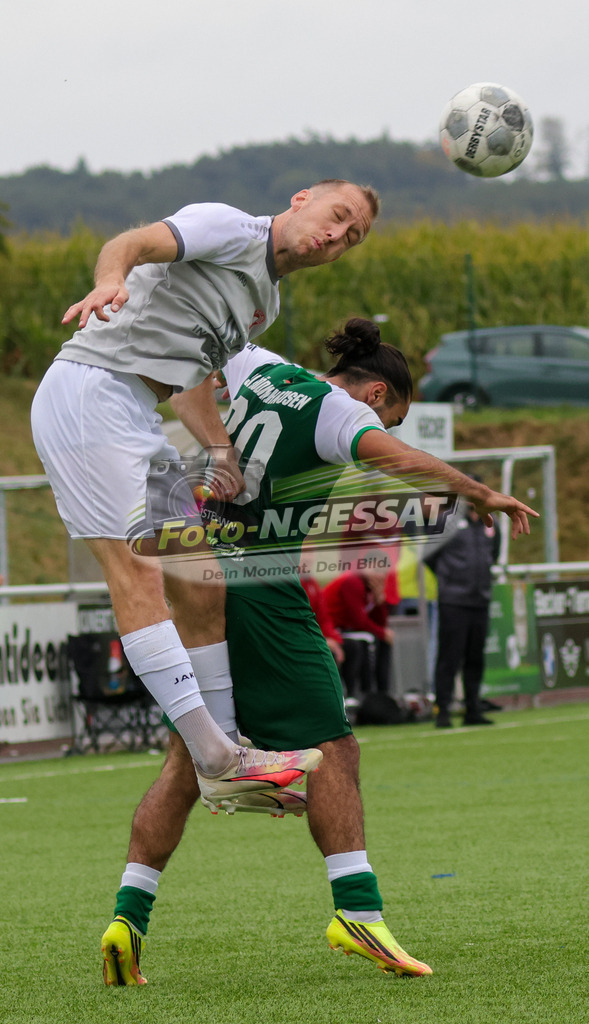 SV Rödinghausen II - FC RW Kirchlengern | Auf dem Bild zu sehen: ; grün SV Rödinghausen II: Arda Ermis ; grau FC RW Kirchlengern: Niklas Wüllner SV Rödinghausen II, FC RW Kirchlengern, Saison 26/27, Westfalenliga, Rödinghausen, Deutschland - Realisiert mit Pictrs.com