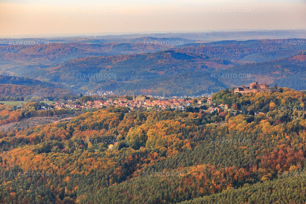 Aerial view: Village view in the forest of the Northern Vosges Mountains with castle Lichtenberg in Lichtenberg in the state Bas-Rhin, France. – Photo: IMG_084812.jpg taken on 10/24/2015 by Werner Riehm/FLY-FOTO.com – Resolution of the original: 5472 x 3648 px – Visiter le château de Lichtenberg dans les Vosges du Nord - Alsace