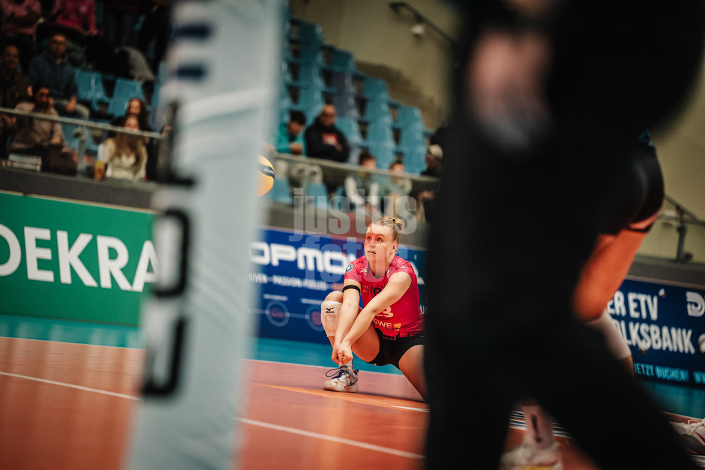 Volleyball | Frauen | Saison 2025/2026 | Volleyball Bundesliga | ETV Hamburger Volksbank Volleys vs. VC Wiesbaden | 14.03.2026 | Lilly Bietau (#13, VC Wiesbaden) nimmt den Ball an
