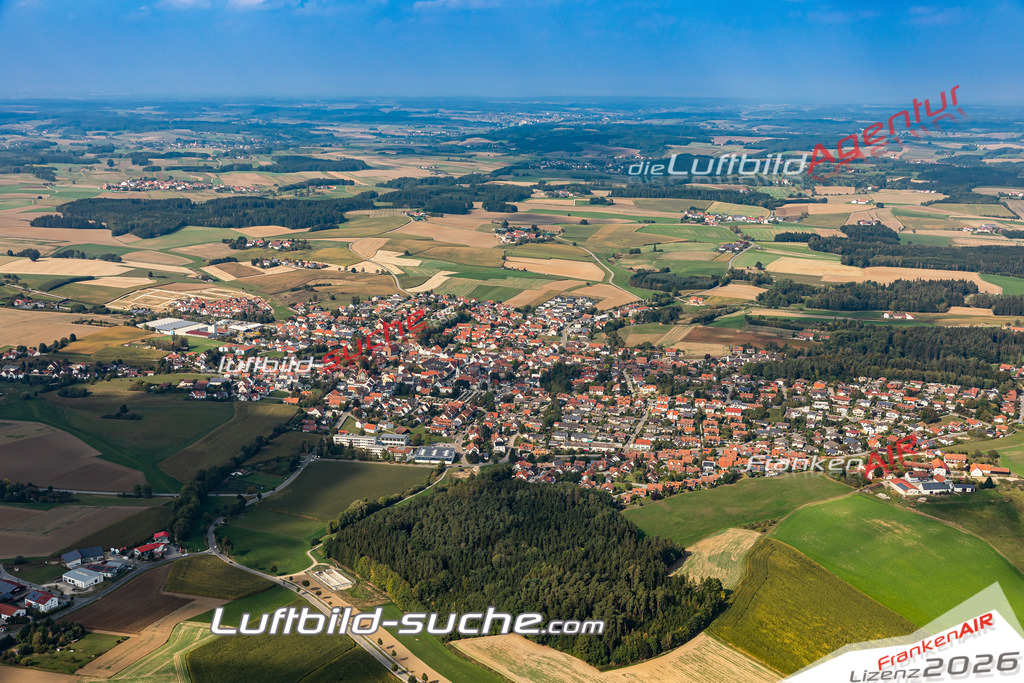 Aktuelles Luftbild von  Nandlstadt - Die Luftaufnahme wurde 2020 mittels UL-Flugzeug erstellt ( keine Drohne ) - hochauflösende Kamera-Systeme von  Canon -Beste Qualität - Für grossformatige Ausdrucke geeignet. Die Geschenkidee !