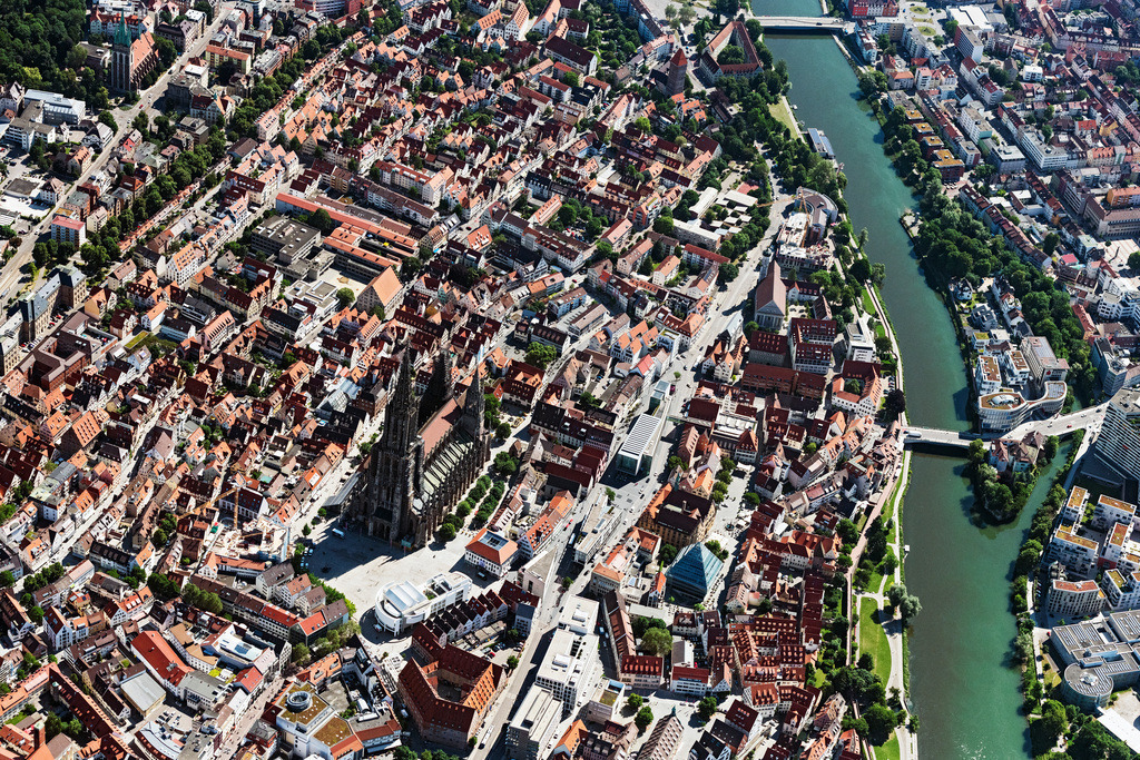 dr__0067054.jpg | ULM 17.06.2021 Stadtansicht des Innenstadtbereiches mit Ulmer Münster  in Ulm im Bundesland Baden-Württemberg, Deutschland. // City view of downtown area with Ulmer Muenster in Ulm in the state Baden-Wurttemberg, Germany. Foto: Daniel Reiter
