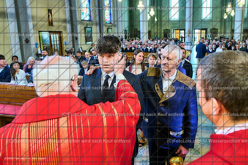 ALP2469_Pfarrfirmung Wieselburg_Sakrament der Firmung | (C)FotoLois.com, Alois Spandl, Pfarrfirmung in Wieselburg mit Firmspender Eduard Gruber (ehemaliger Generalvikar der Diözese St. Pölten), Sa 3. Juni 2023.