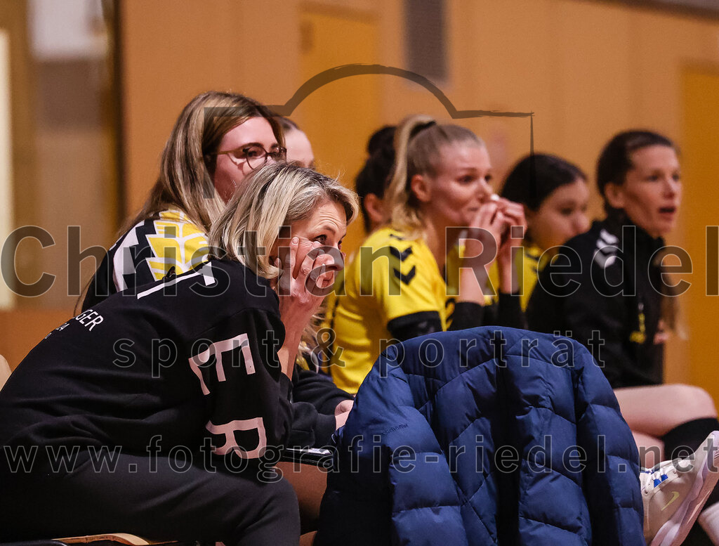 2025-01-11_043_SpVgg_Altenerding_gegen_HF_Scheyern | Erding, Deutschland, 11.01.2025:Handball, Bezirksoberliga Frauen Altbayern 2024 / 2024, 10. Spieltag, SpVgg Altenerding gegen HF Scheyern, Endergebnis: 20:23Bianca Heinrich (HF Scheyern), Paula Münzhuber (HF Scheyern)Foto: Christian Riedel / fotografie-riedel.net